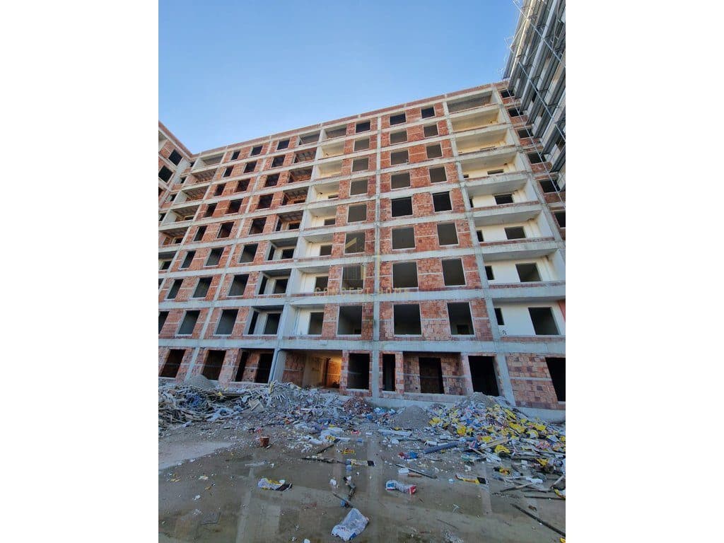 Shitet Apartament 1+1 ne Kamez 4