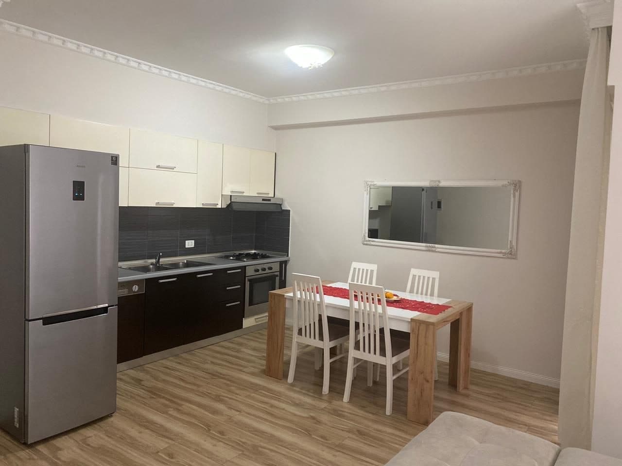 Jepet me qera apartment 2+1 tek Komuna Parisit- 900€ 2