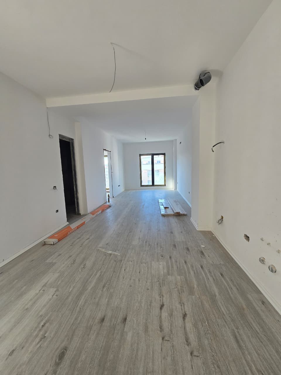 Jepet me qera apartament 2+1 ne Qender 2