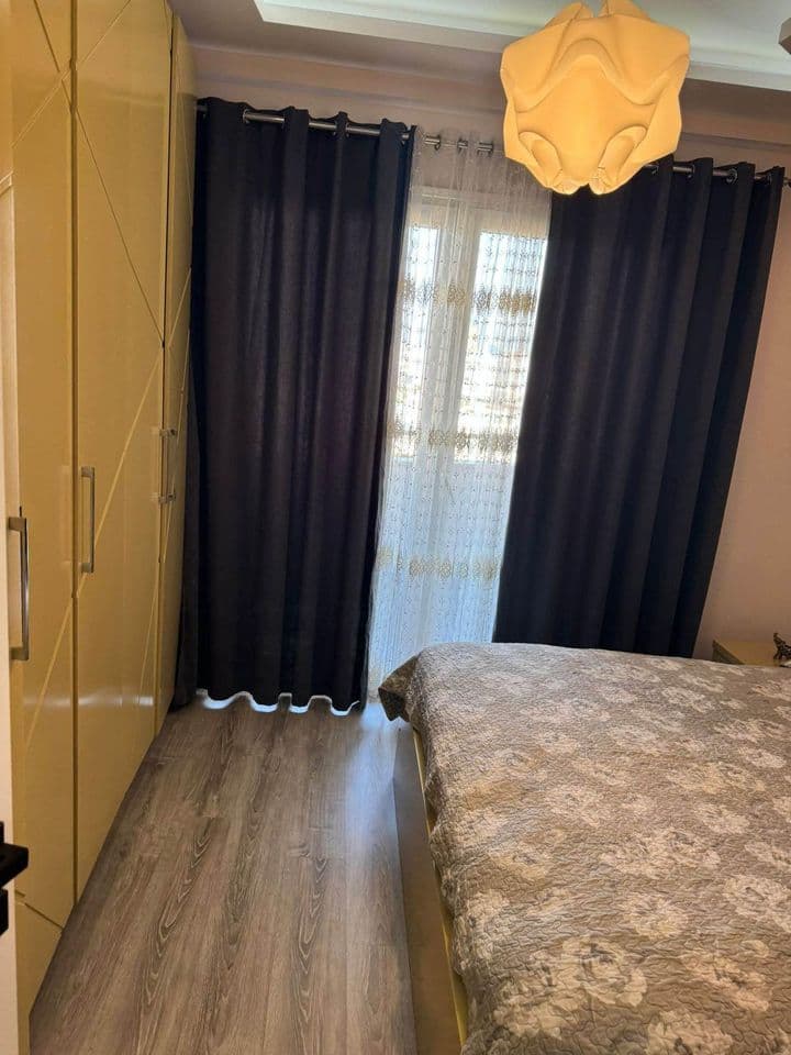 Shitet apartament 1+1 tek Komuna e Parisit 4