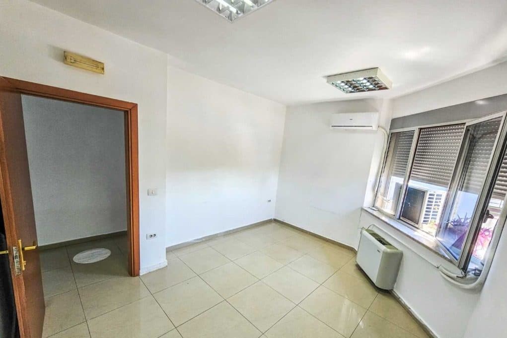 Ambient Komercial 3+1+2 Me Qira në Rruga e Dibrës, Tiranë - 2800€ | 300 m² 4