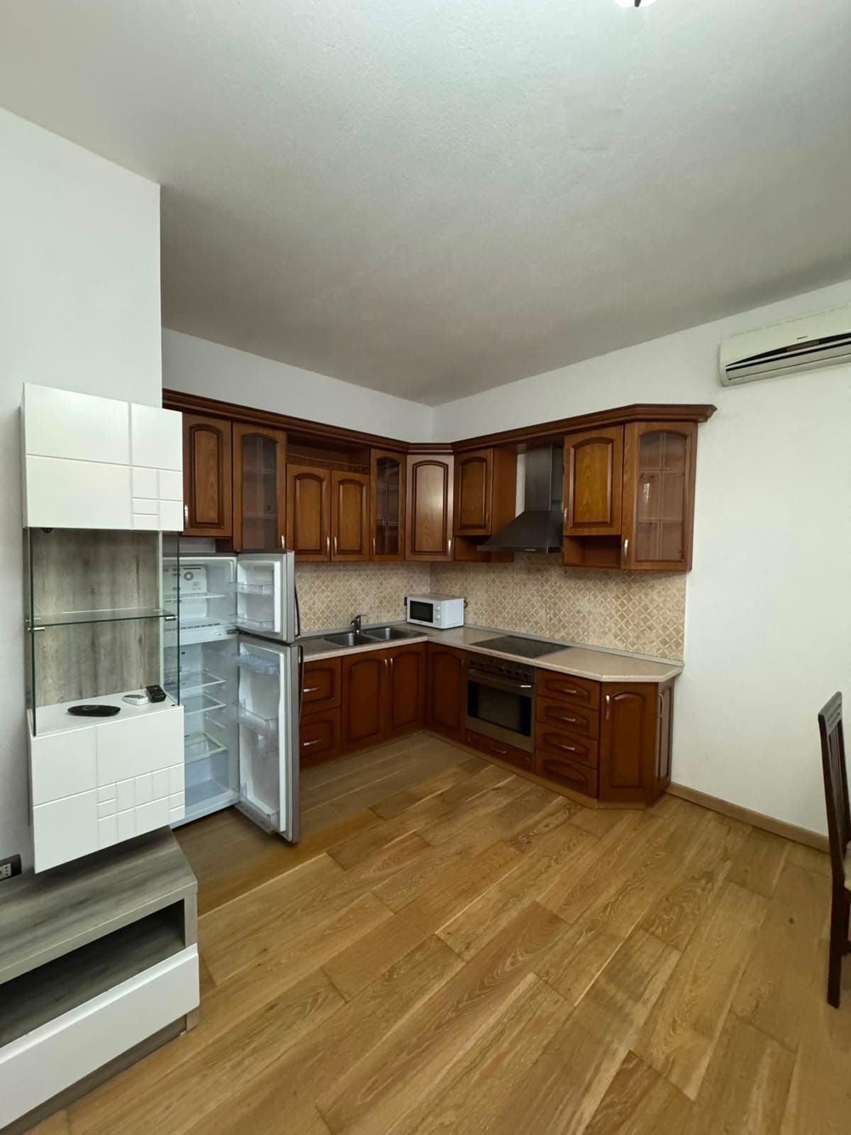 Jepet me qera apartament 1+1 ne Sauk/Cmimi: 30.000 ALL 4