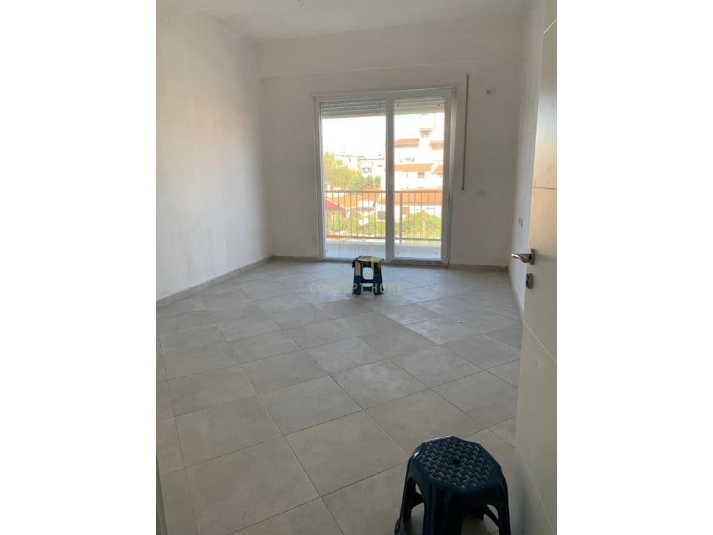 Shitet apartament 2+1 Tek Xhamlliku 3