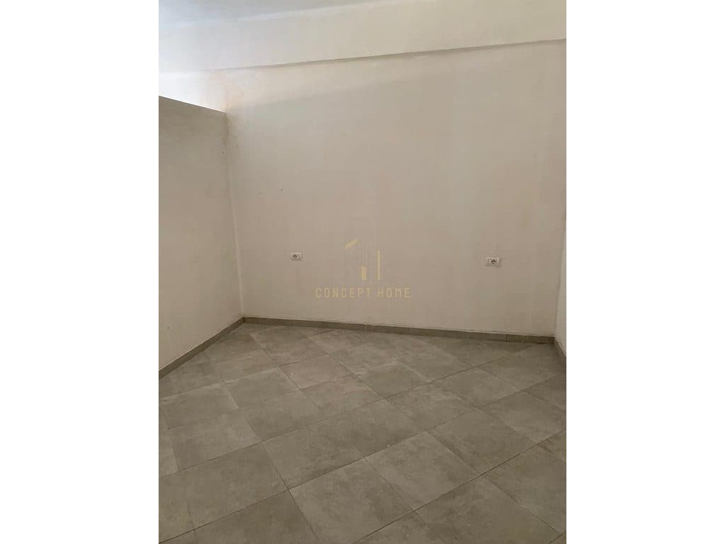 Shitet apartament 2+1 Tek Xhamlliku