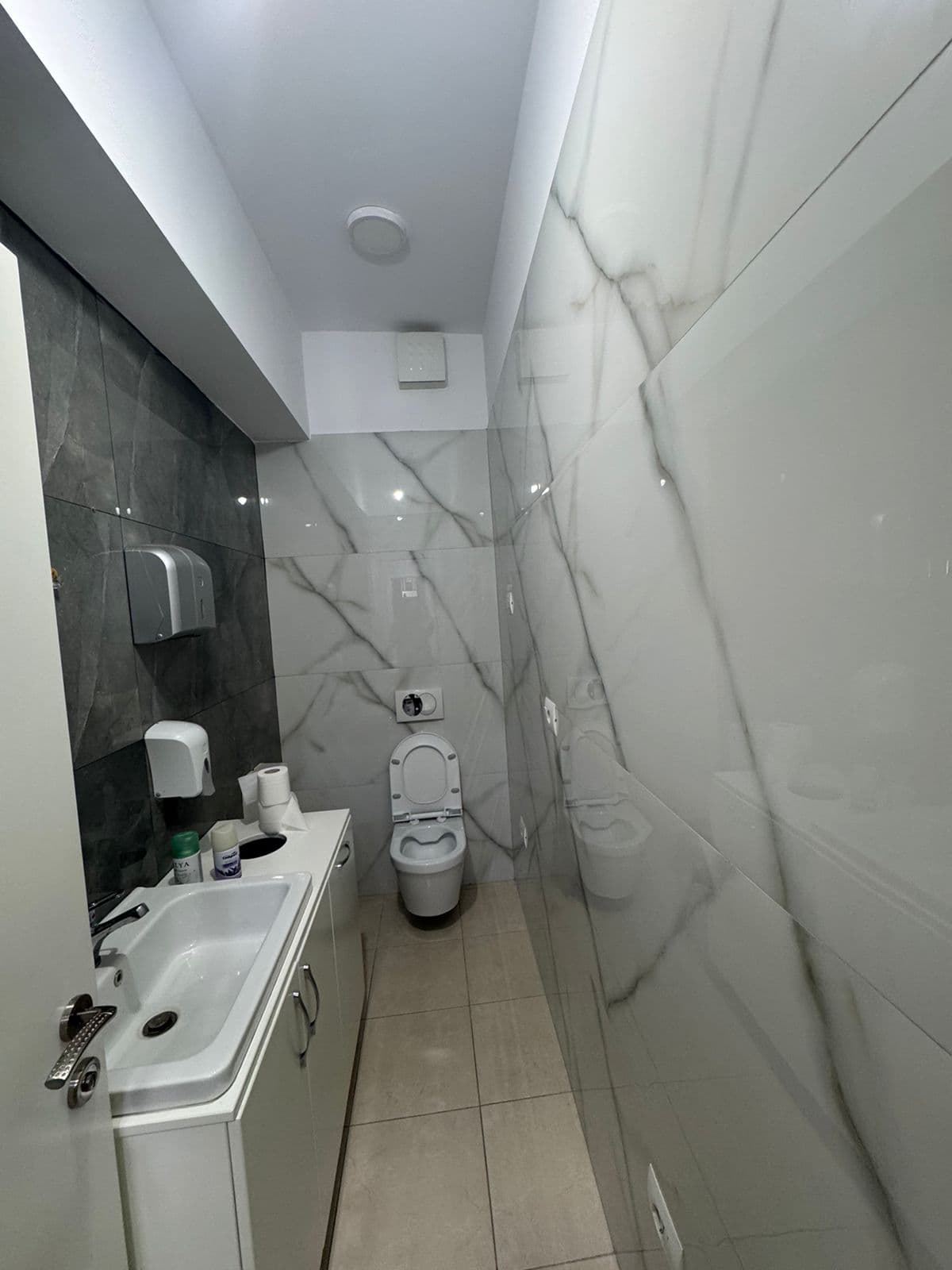 Jepet me qera ambient biznesi 3+2 tek rruga e Kavajes. 3