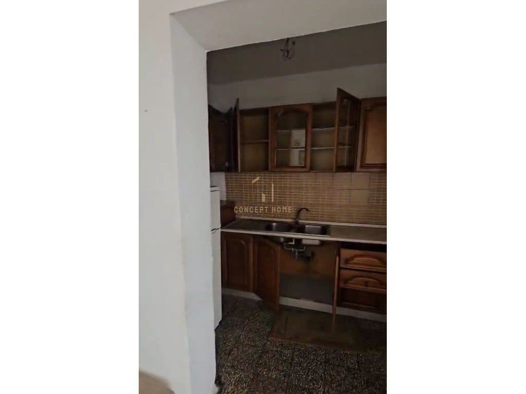 Shitet Apartament 1+1 Tek Pazari i Ri 3