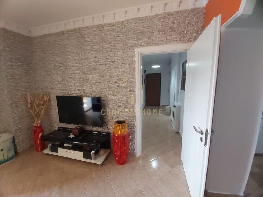 Jepet me qera apartament 2+1 te Tregu Elektrik/Cmimi: 55.000 ALL 2