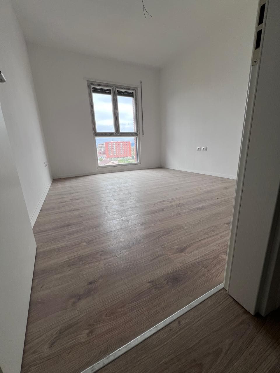 Shitet apartament 2+1 ne Kamez prane Bashkise 3