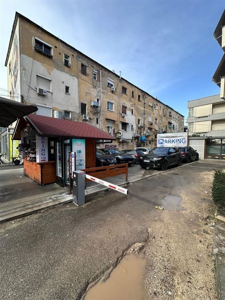 Shitet truall dhe ndertese tek Rruga Bardhyl