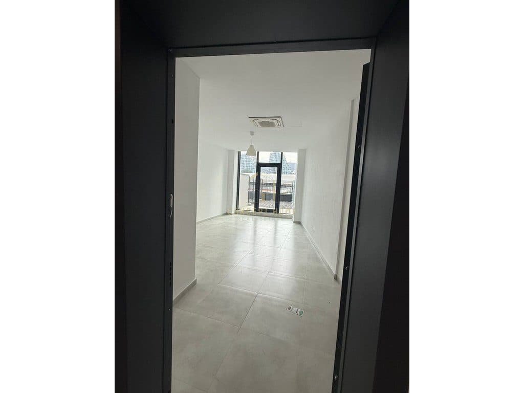 Dyqan Me Qira në Liqeni Artificial, Lake View , Tiranë - 750€ | 40 m²