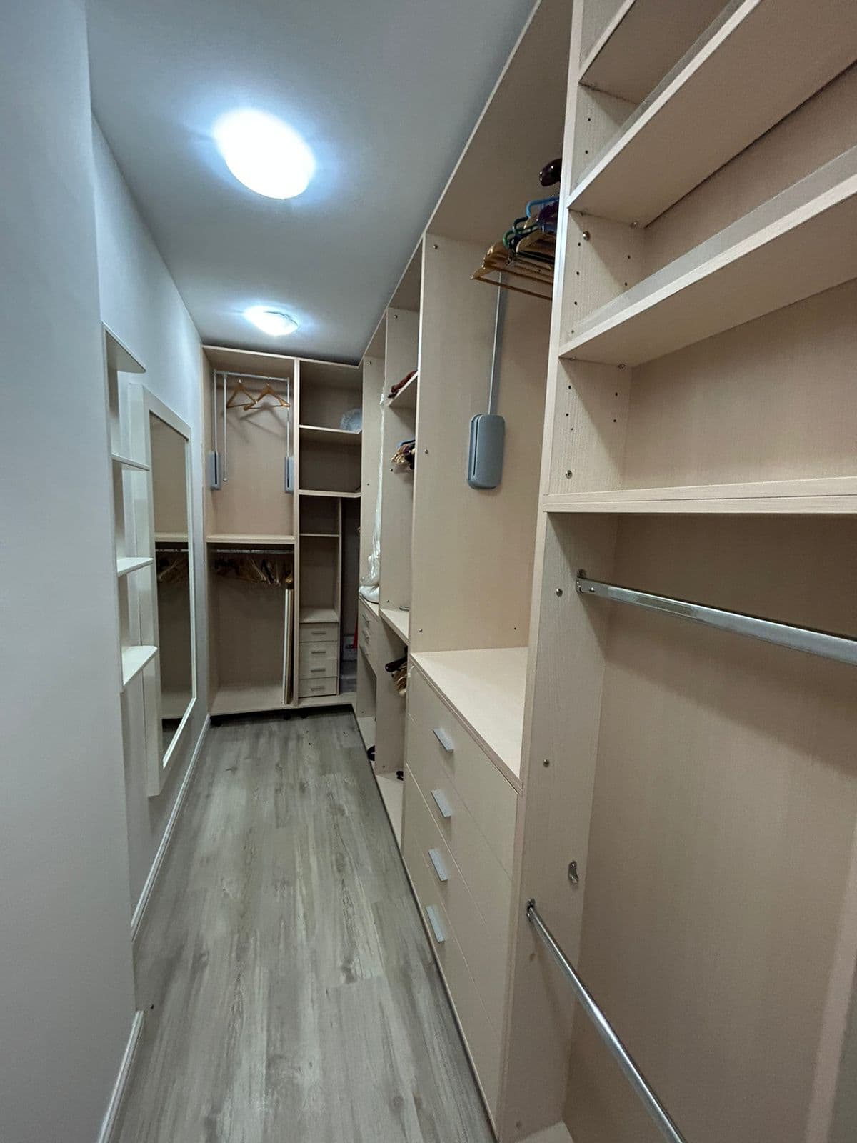 Jepet me qera Apartament 3+1+2+verande ne Yzberisht 43,000 leke/muaji 2