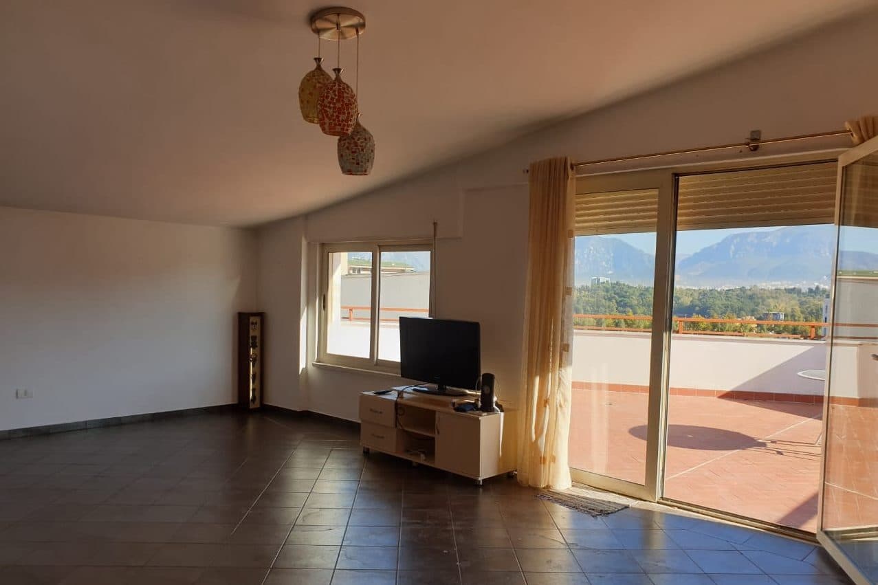 Jepet me qera Apartament 4+1+3 tek Liqeni i thate 2