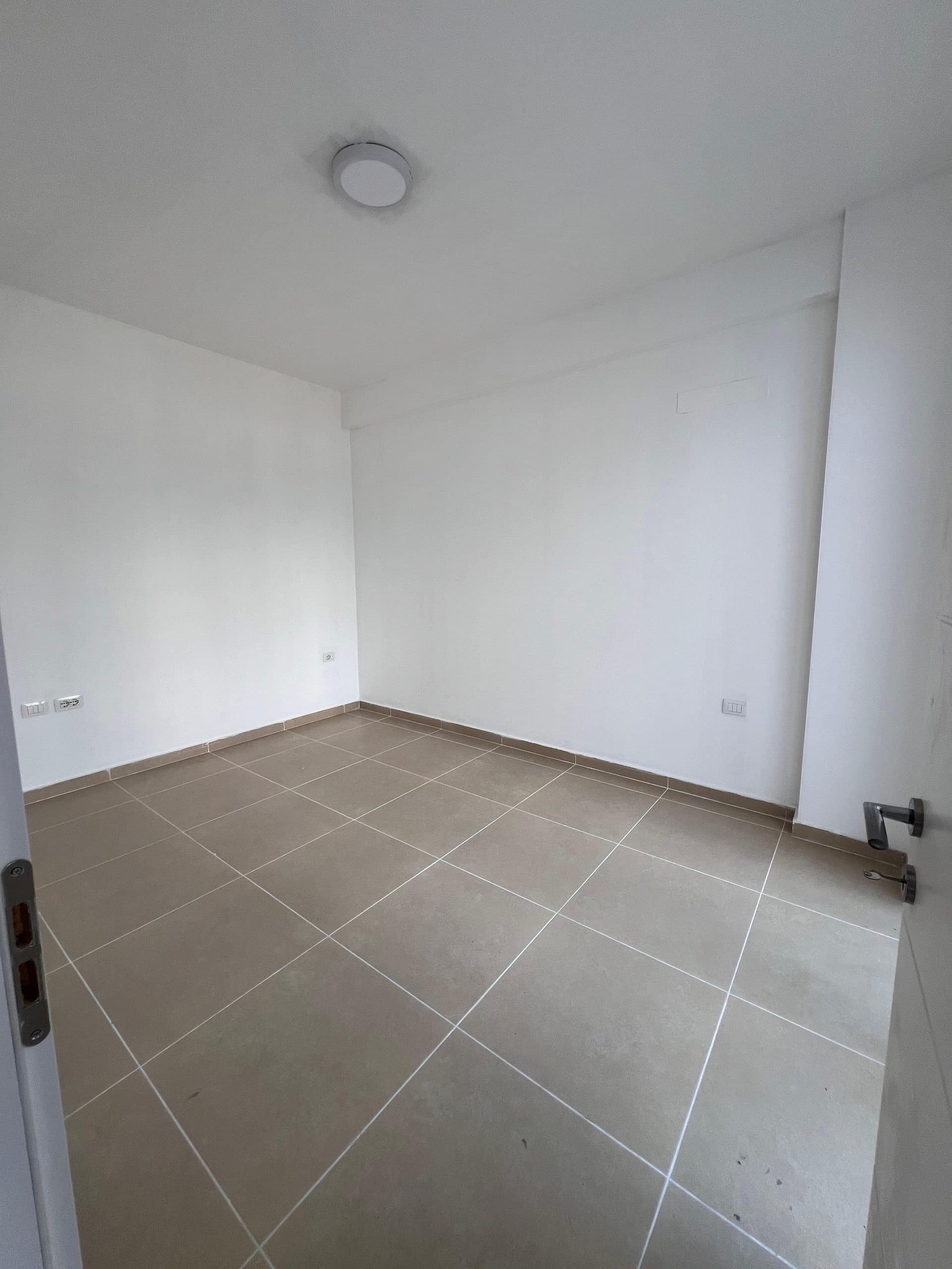 Jepet me qera 1+1 per zyra Rruga Kosovareve 550 Eur 2