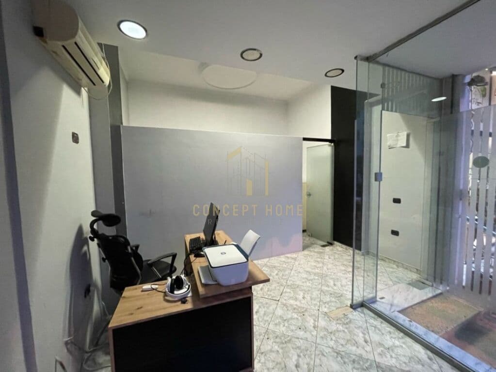 Jepet ambient me qera Te Rruga 5 Maj / 300 Euro
