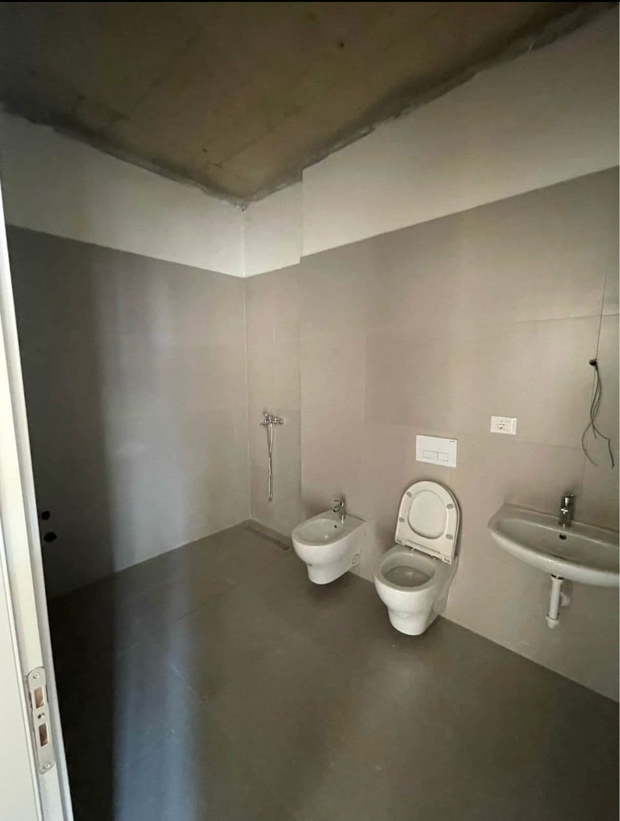 Jepet me qera apartament 2+1+2 tek Liqeni i Thate 3