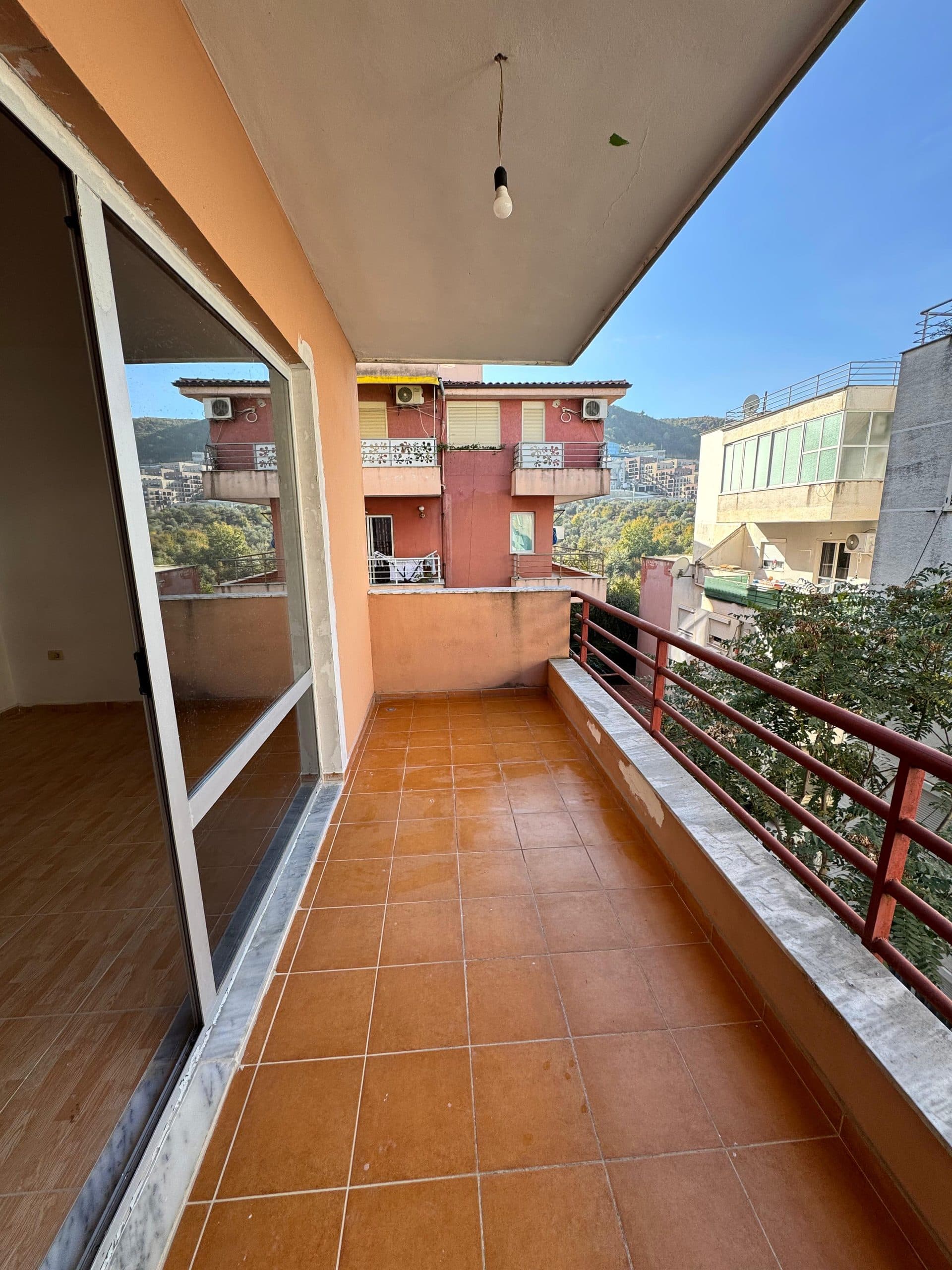 Shitet apartament OKAZION 3+1+2 prane Kodra e Diellit-193.000 euro 2