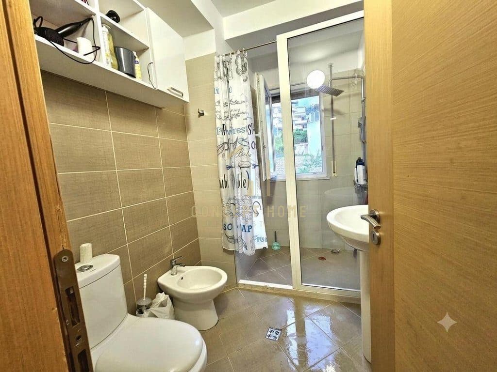 Jepet me qera apartament 2+1+garazh, tek 4