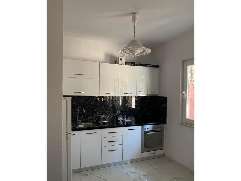 Jepet me qera apartament 1+1 te Rruga e Dibres. 2