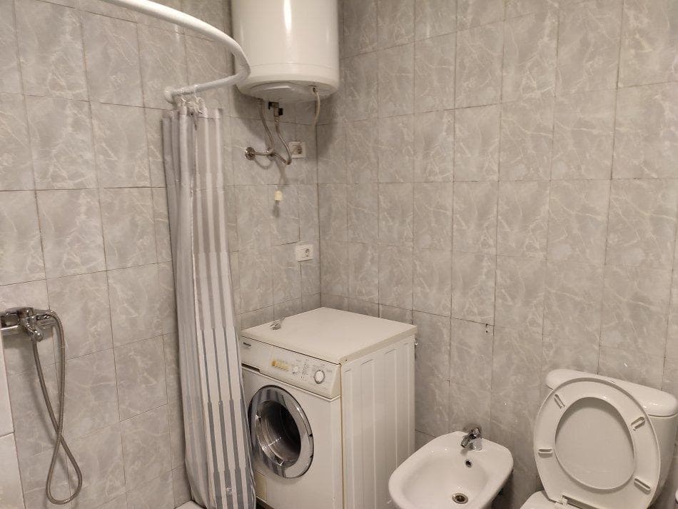 Jepet apartament me qera 1+1 tek Rruga e Elbasanit 4