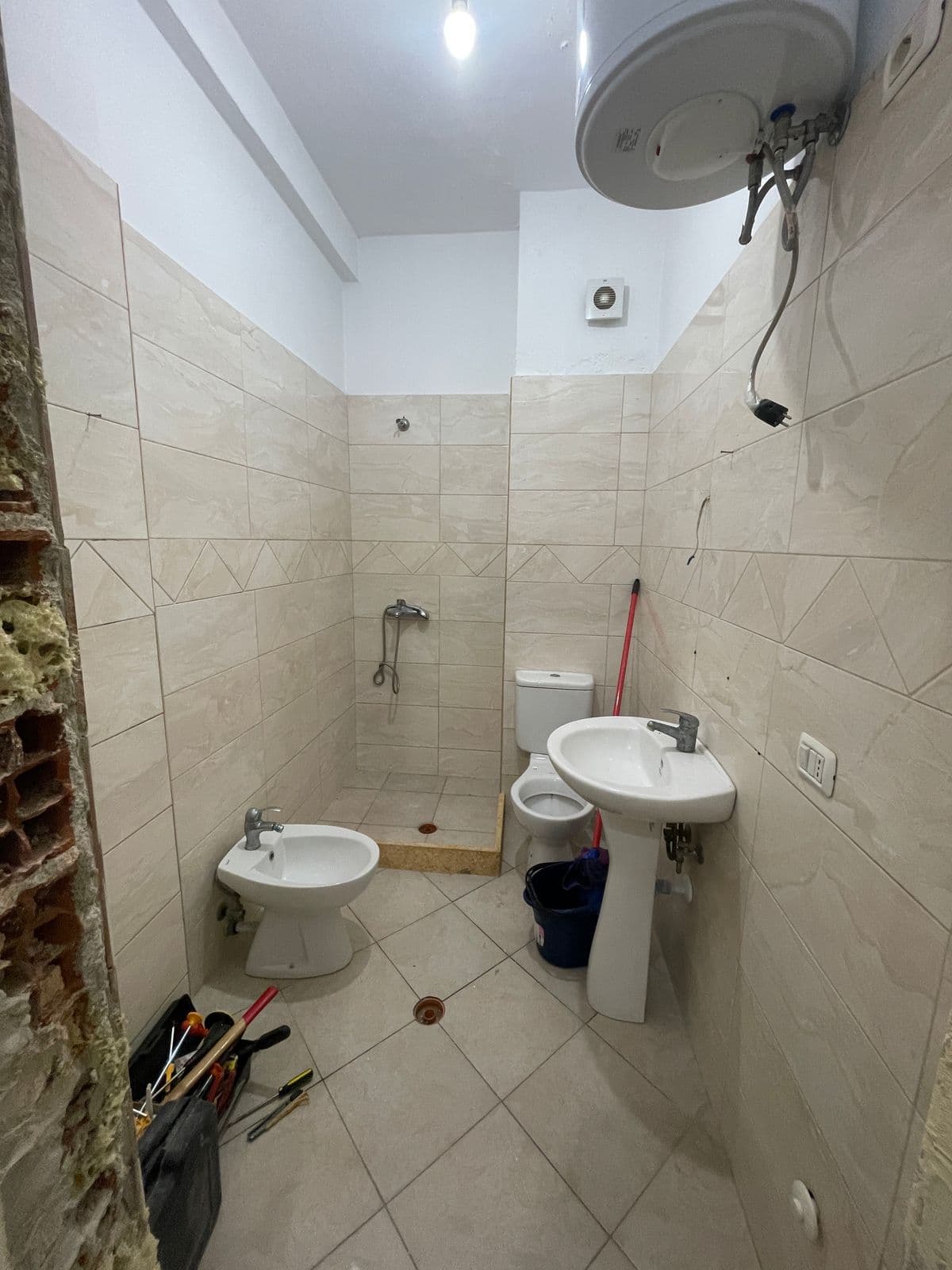 Shitet apartament 1+1 Yzberisht