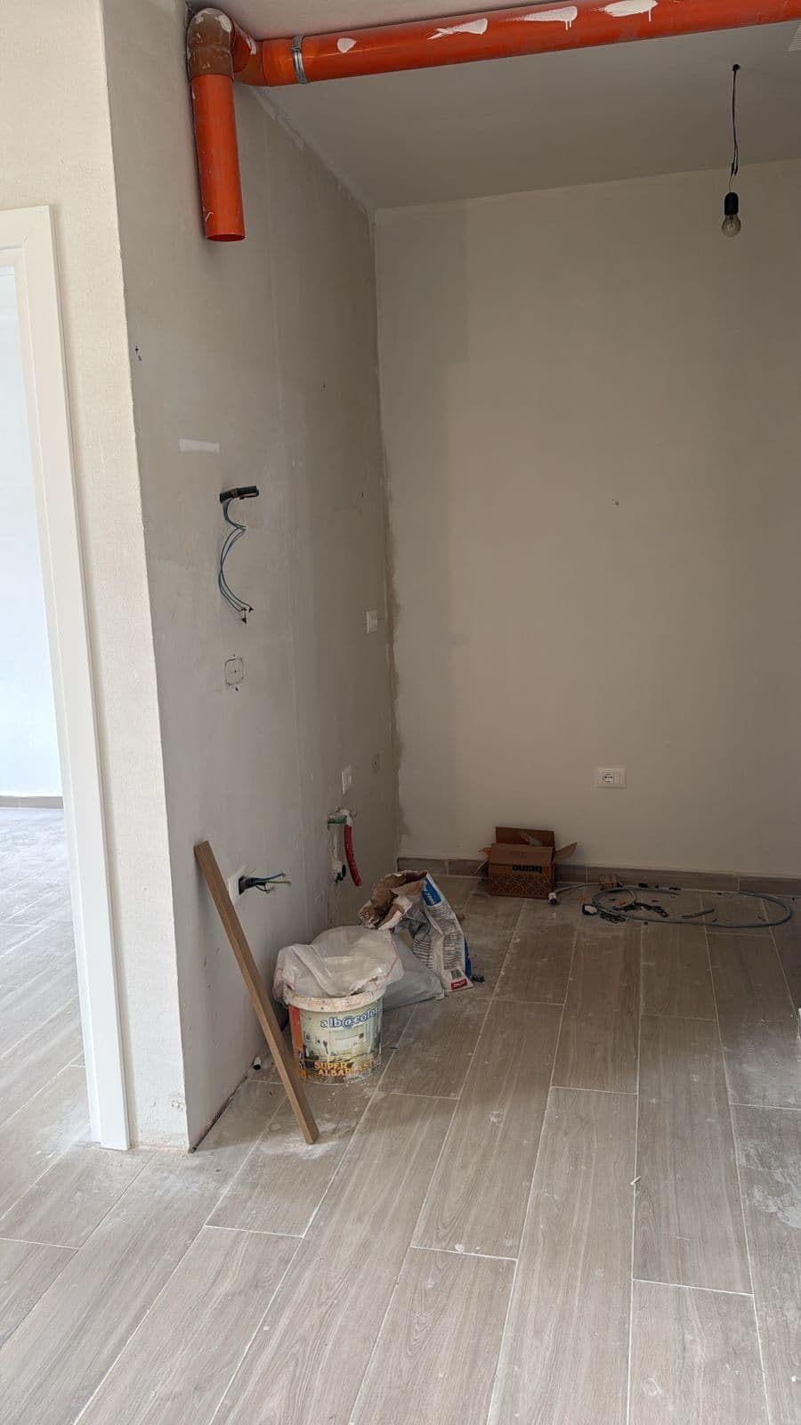 Shitet apartament 2+1 i pa mobiluar ne Fresk 4