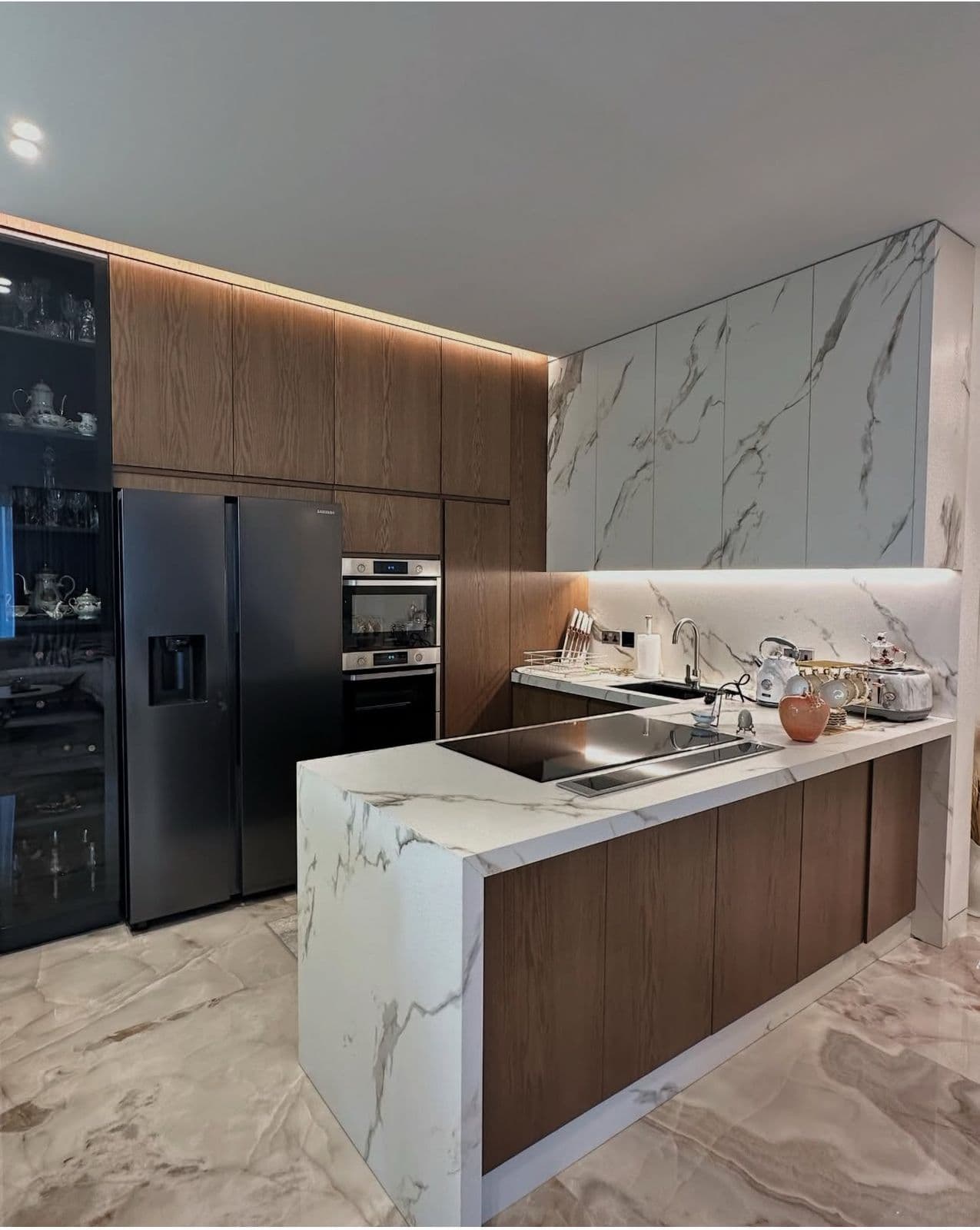 Shitet Apartament 3+1+2 tek Ambasador 3 3