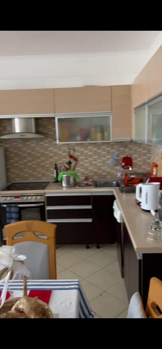 Shitet apartament 3+1+2+3 tek Rruga e Kavajes 3