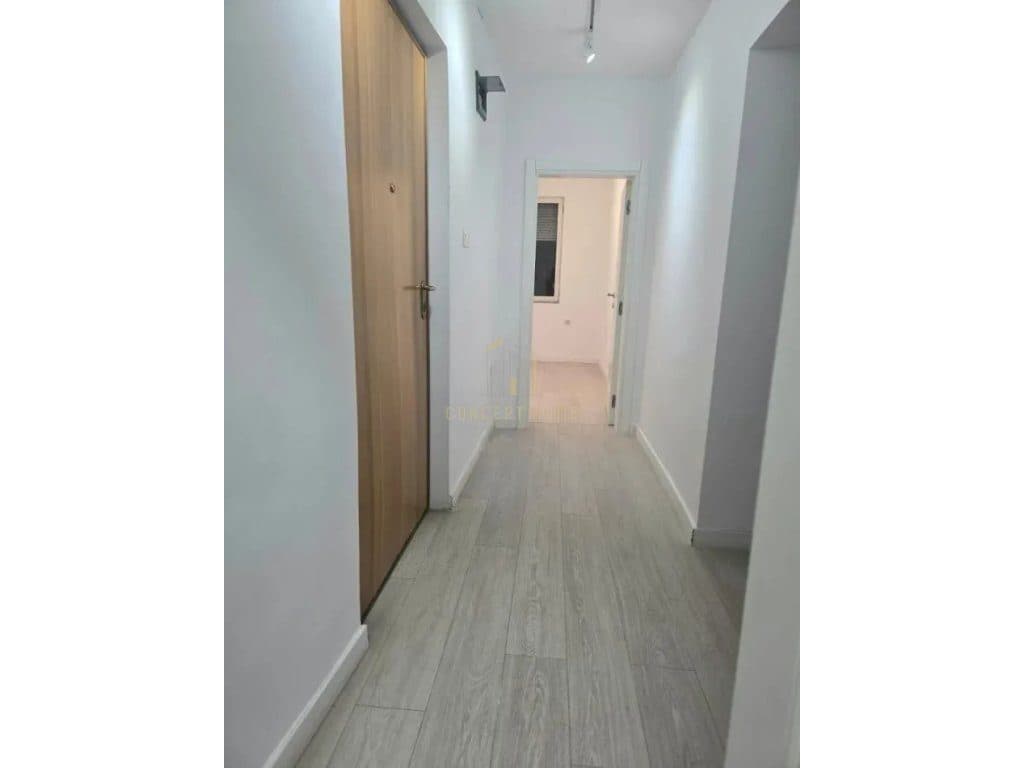 Jepet me qera ambient per zyre tek Rruga e Kavajes