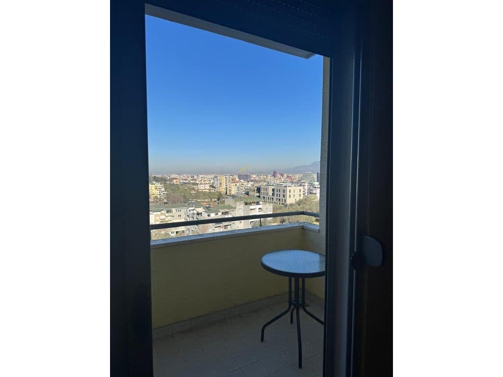 Shitet Apartament 3+1+3 në