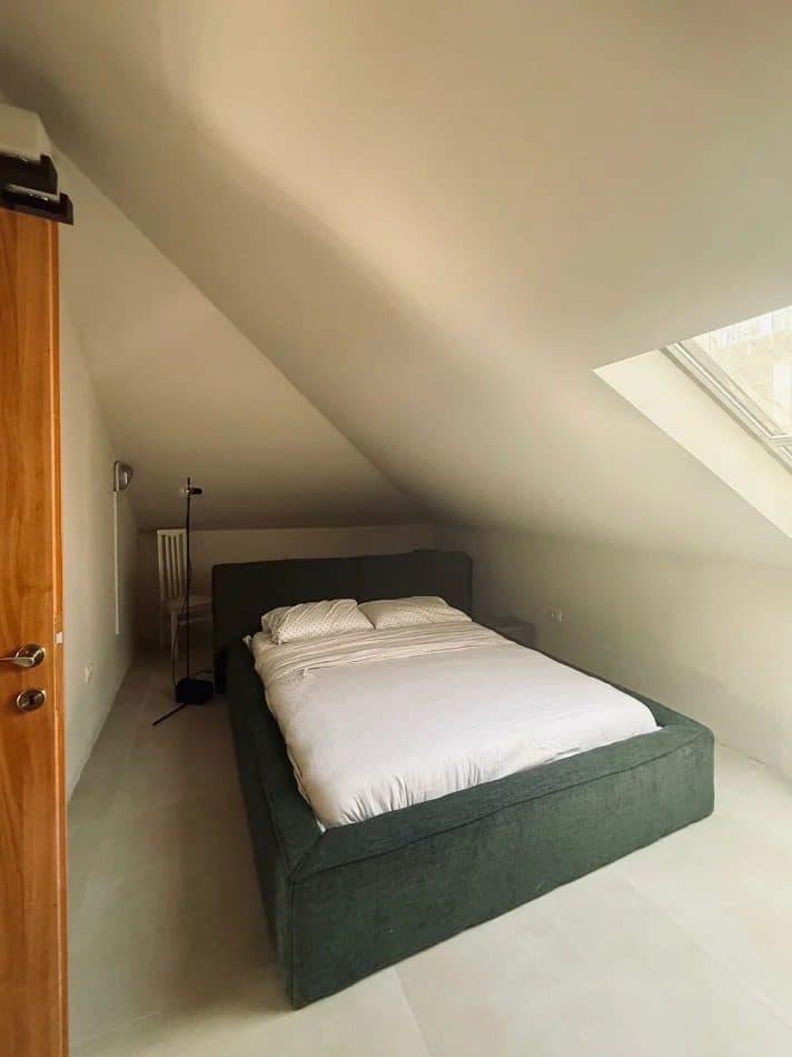 Jepet me qera apartament triplex ne Sauk.