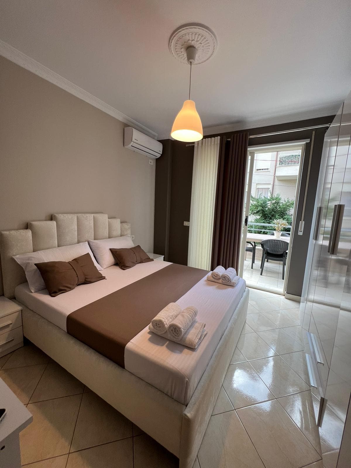 Jepet me qera apartament 1+1 tek Liqeni i Thate 3