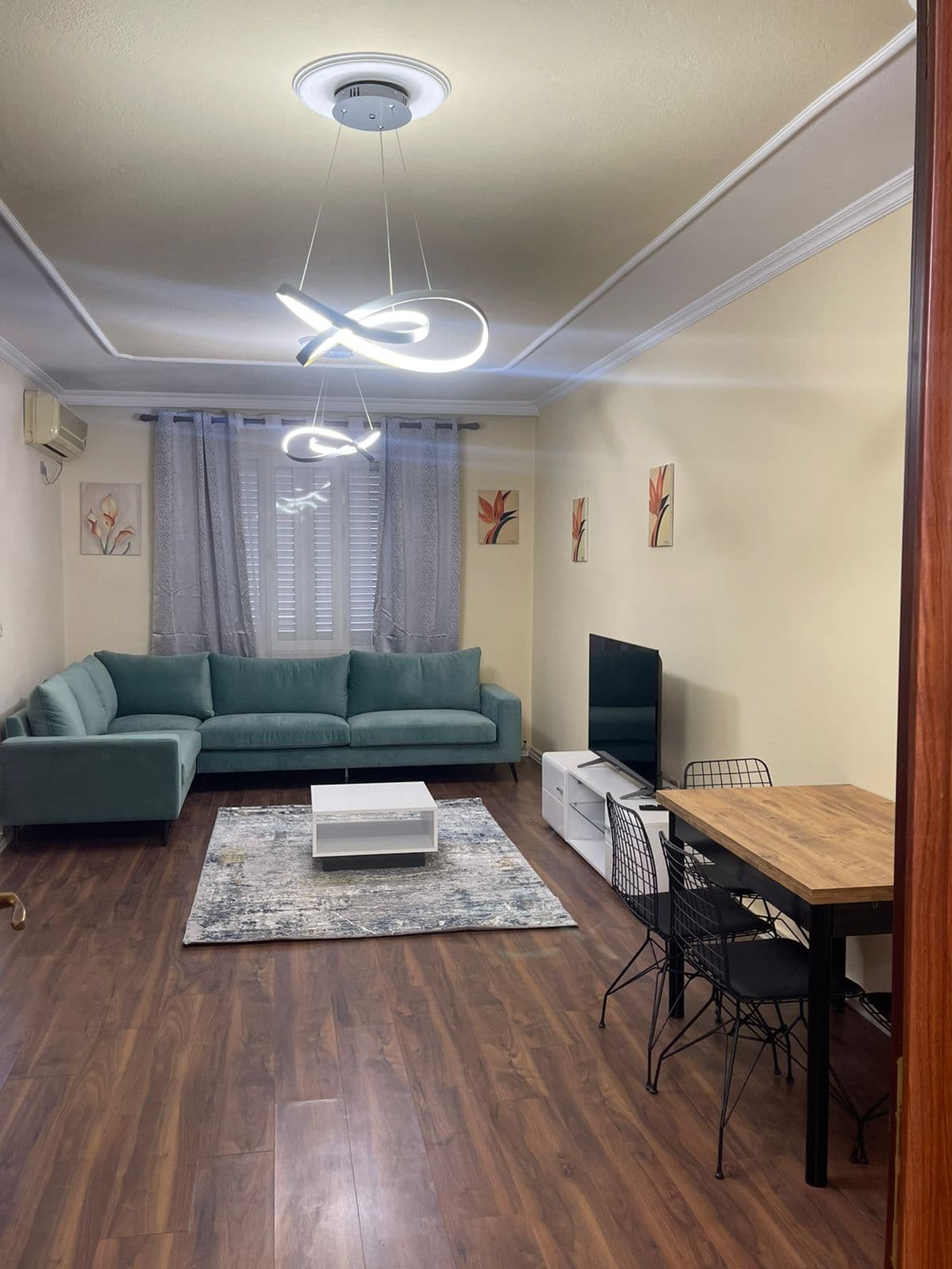 Shitet apartament 3+1+2 tek Komuna e Parisit / 280.000 euro
