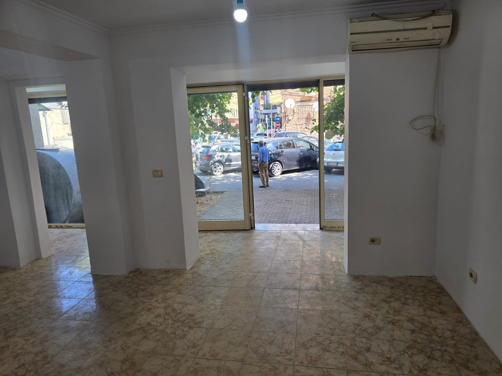Shiten 2 Ambjente te ndara ne Dyqan dhe Garsoniere tek rruga e Kavajes, Tiranë - 195,000€ | 64 m²