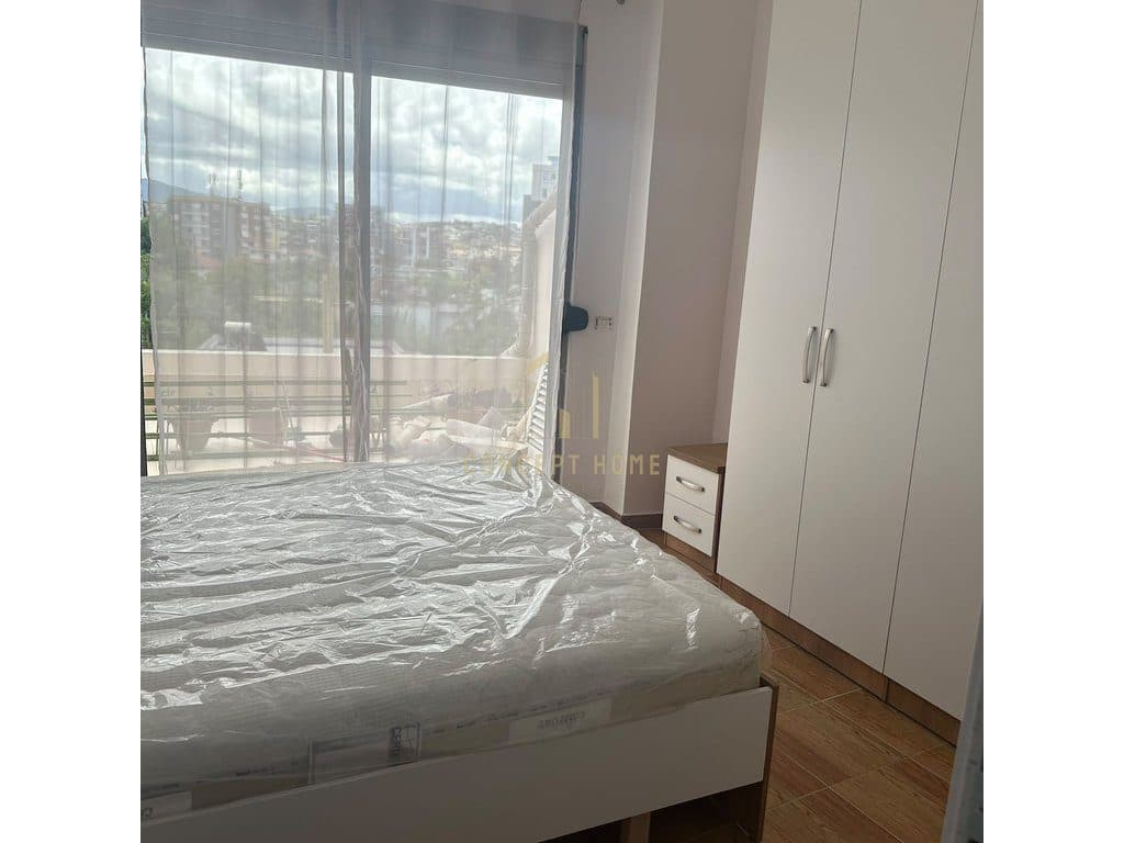 Jepet me qera Apartament 3+1+2 ne Xhamllik 3