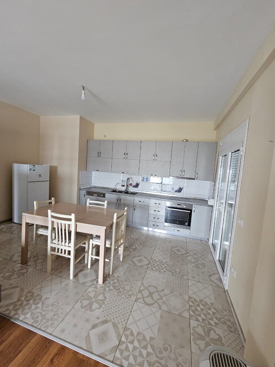 Jepet me qera apartament 3+1 tek Rruga e Elbasanit, Vilat Amerikane 2