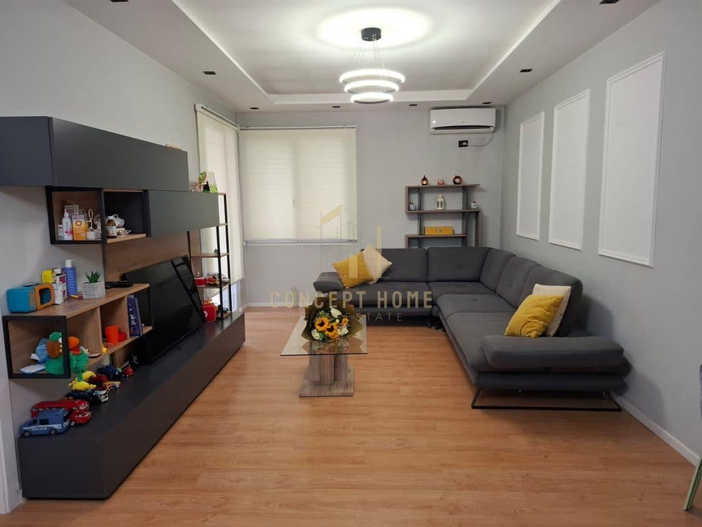 Shitet Apartament 2+1+2 tek Kopshti Botanik 3