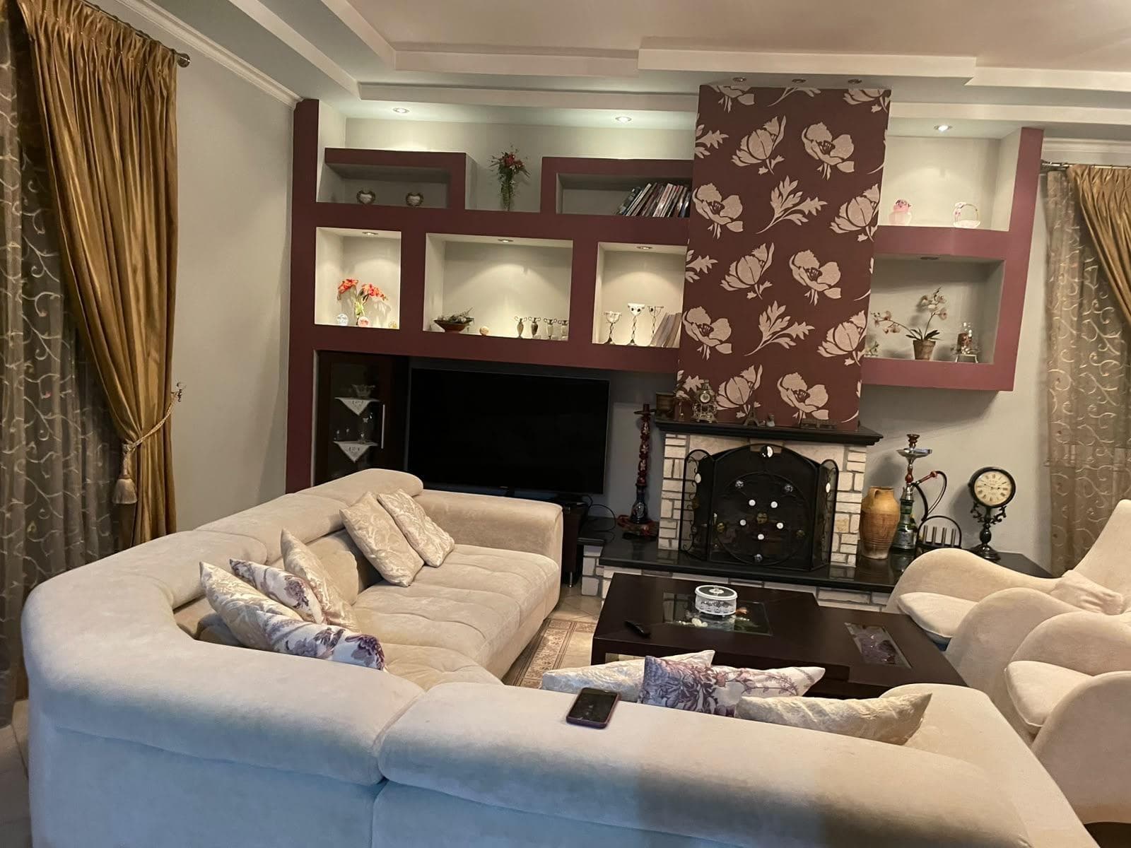 Jepet me qera apartament 3+1 ne Sauk 4