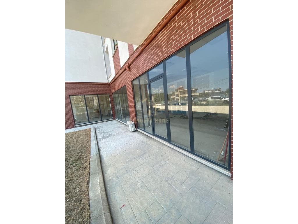 Jepet Dyqan me qera Tek Rezidenca Klensi - Siperfaqja e dyqanit: 145m2 - Kati: 0 - Tualet • Kondicioner Vendodhja: ASTIR Cmimi: 600 euro 2
