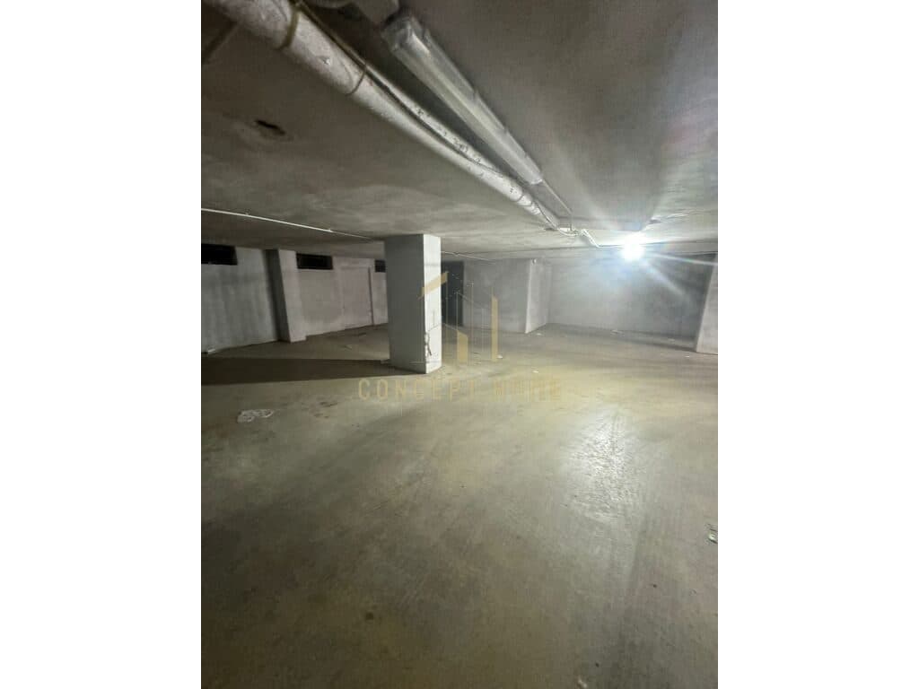 Garazh për Shitje në Rrugën 5 Maji, Tiranë - 405,000€ | 1300 m²