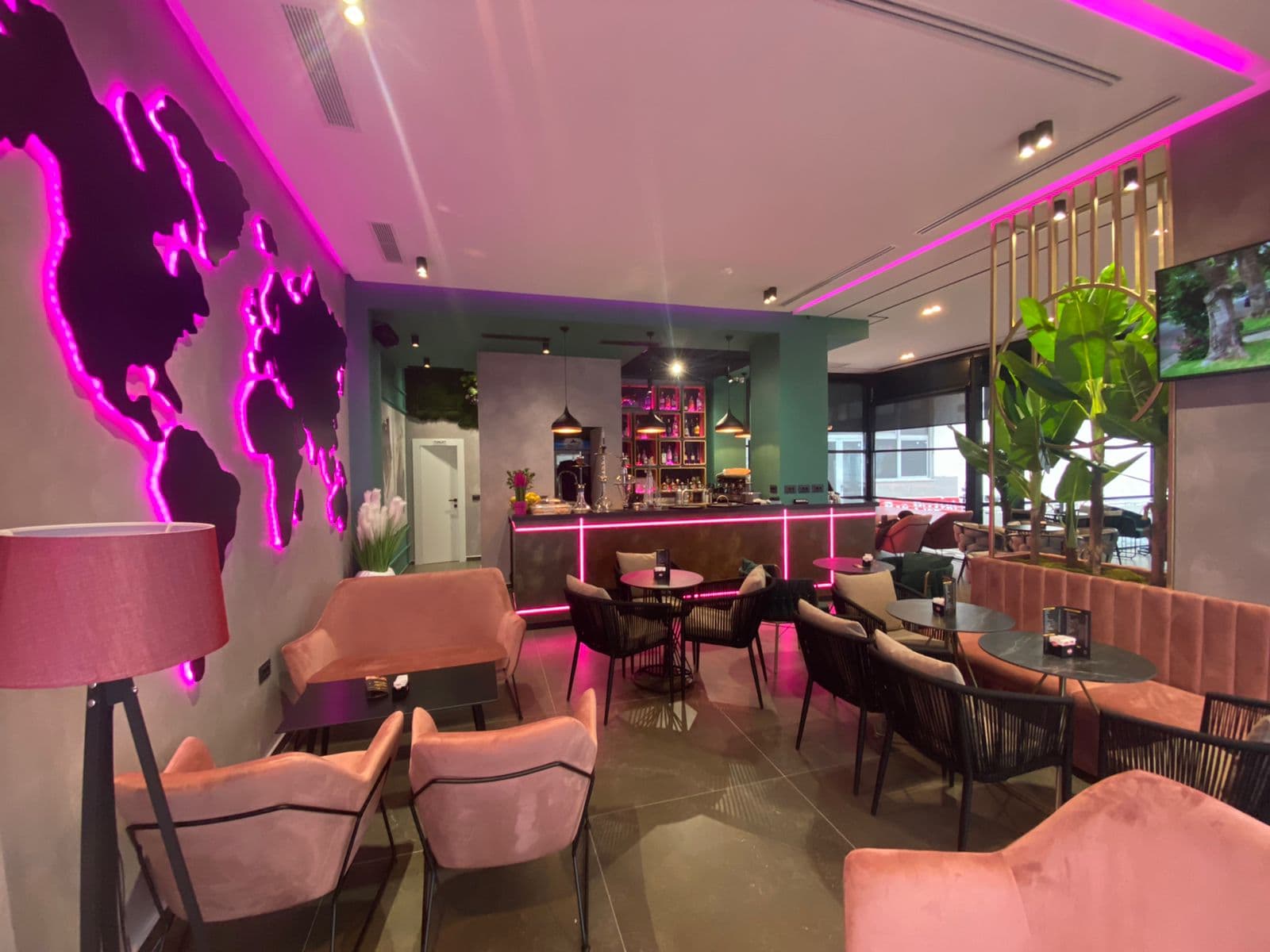 Shitet Super Bar Kafe tek Pallatet e Verdha Kthesa Kamzes