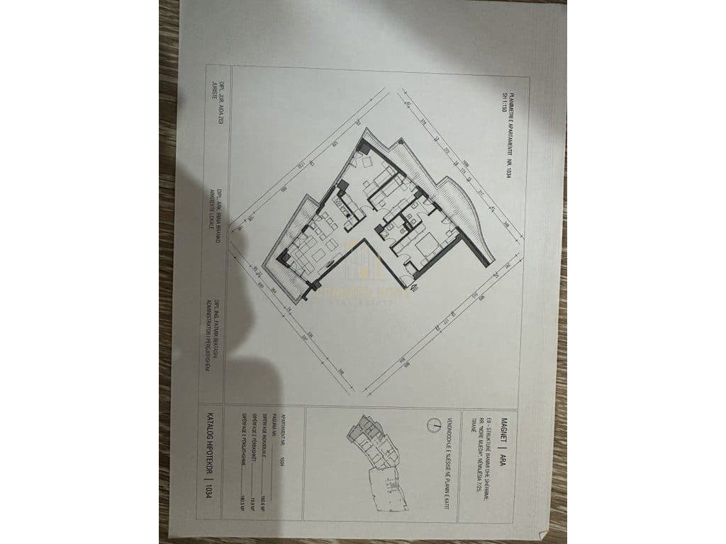 Shitet apartament 3+1+Post Parkimi te 21 Djetori