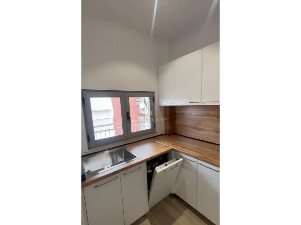 Jepet me qera apartament 3+1+2 ne Qender. 2