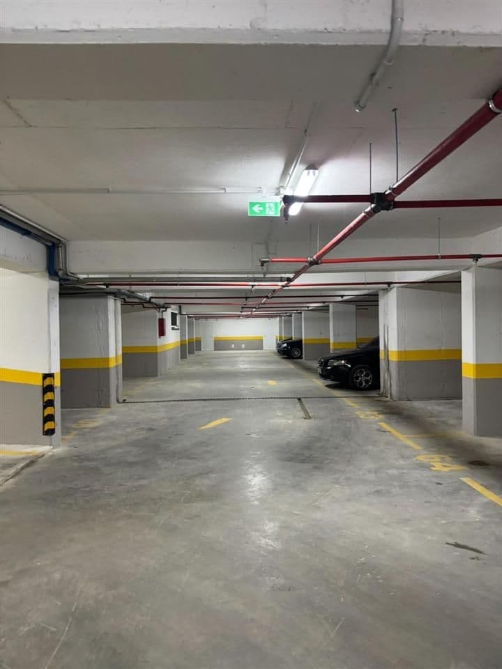 Shiten 6 poste Parkimi tek Shkolla e Kuqe