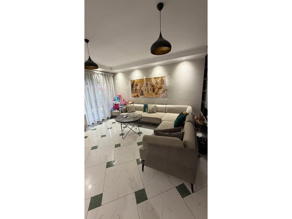 Jepet me qera Apartament 3+1+2 poste parkimi tek