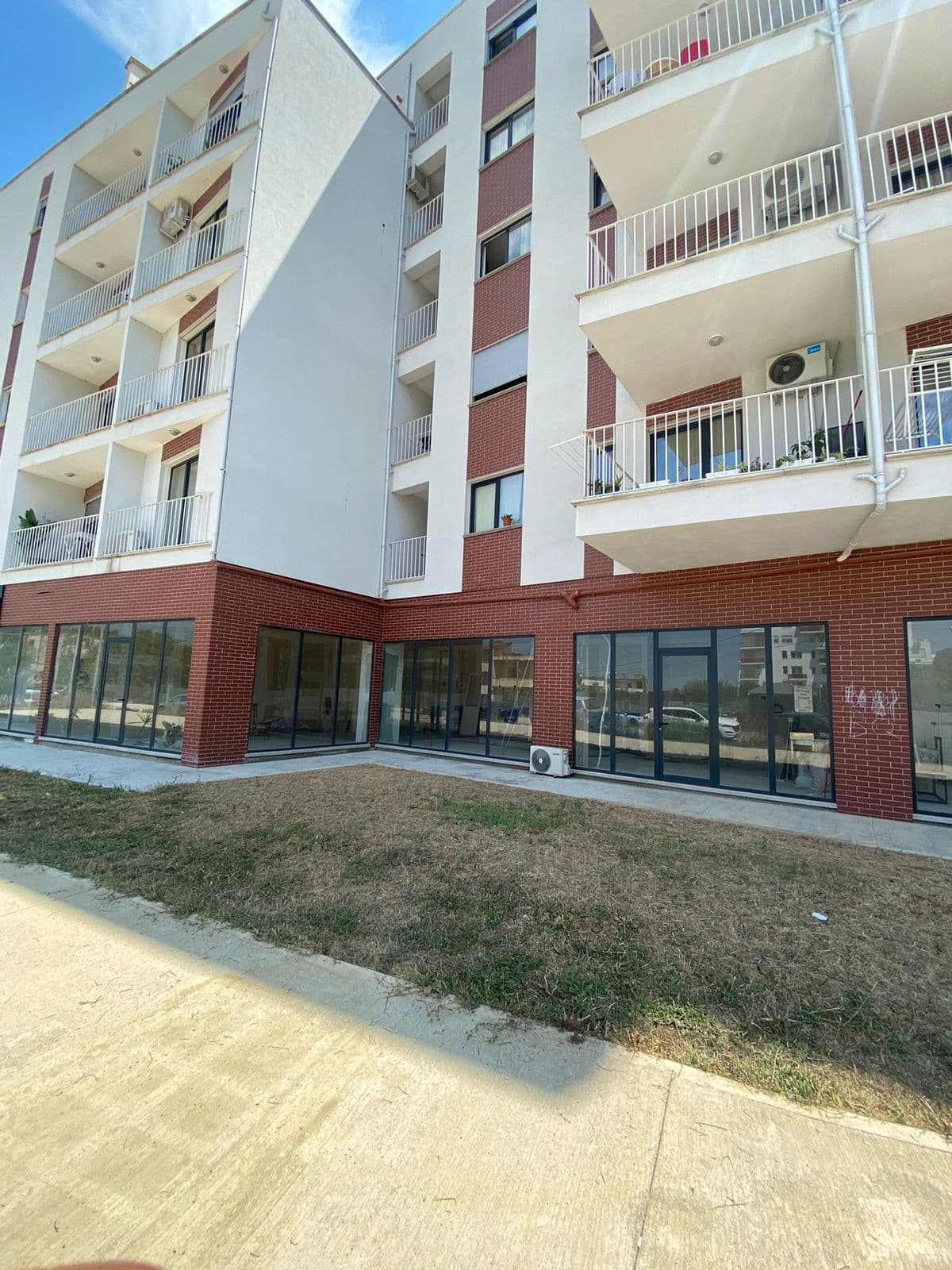 Jepet Dyqan me qera Tek Rezidenca Klensi - Siperfaqja e dyqanit: 145m2 - Kati: 0 - Tualet • Kondicioner Vendodhja: ASTIR Cmimi: 600 euro 4