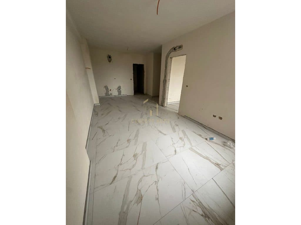 Shitet Apartament 1+1 ne Golem 2