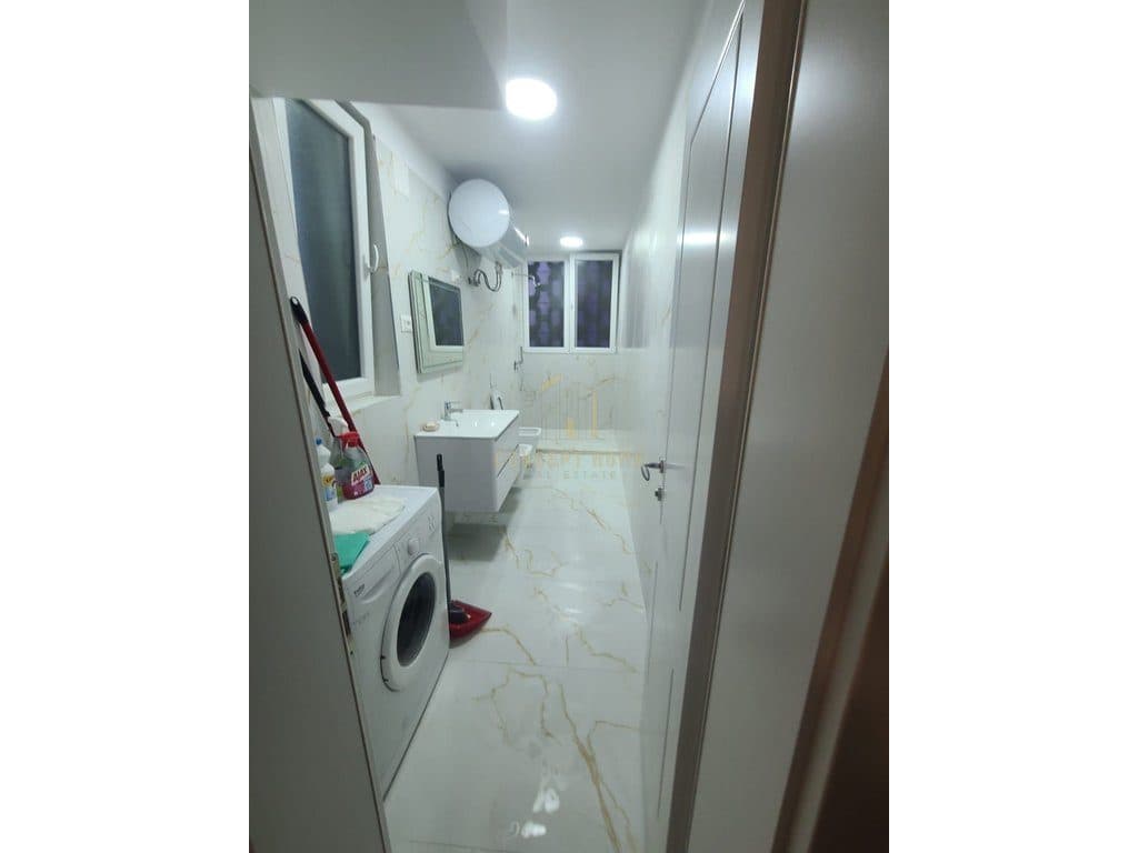Jepet me qera ambient për zyra 2+1+2 në 3