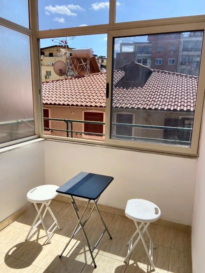 Jepet me qera apartament 2+1 tek Komuna e Parisit. 2