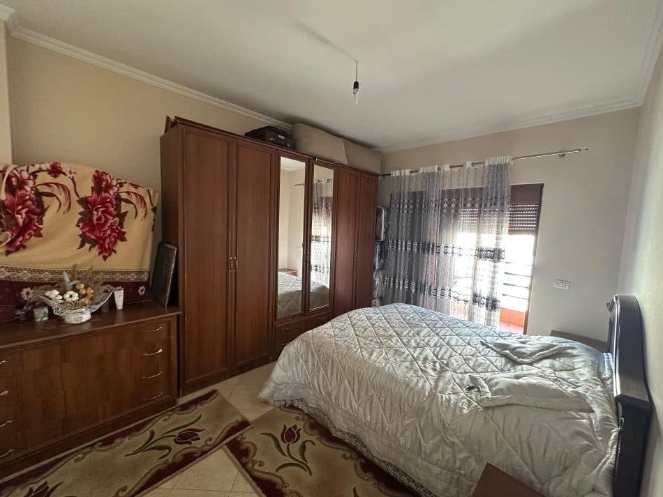 Shitet apartament 2+1 ne Kombinat 3