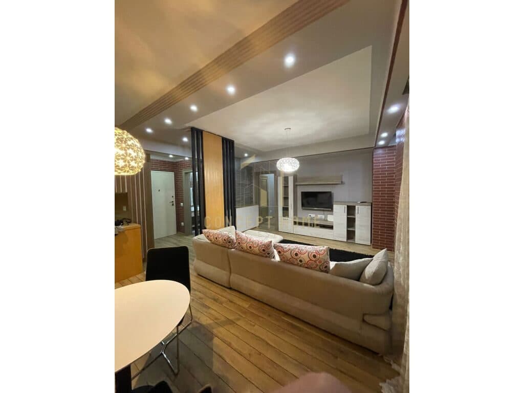 Jepet me qera Apartament 2+1+2 ne Qender 4